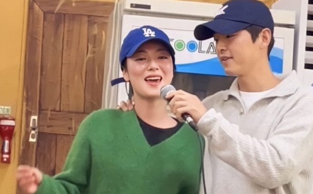  송중기 또 열애설? 전여빈과 다정한 어깨동무 포착