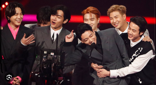 시상식에서 7명 방탄이들이 수상의 기쁨을 나누는 모습