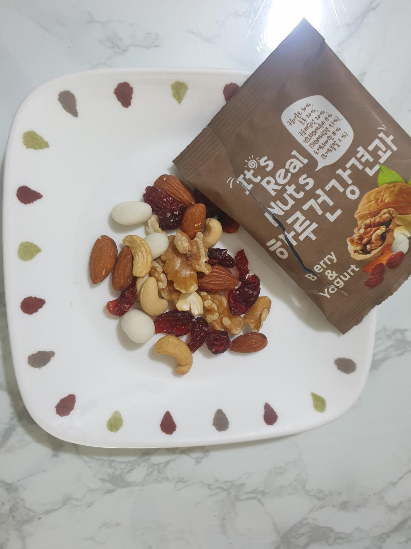  견과류 하루건강견과 berry & yogurt 구성도 좋고 맛도 좋아요.