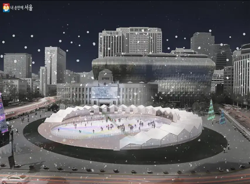 밤 하얀눈이 내리는 서울광장 앞 스케이트장 스케이트 타는 사람들과 환히 빛나는 일대