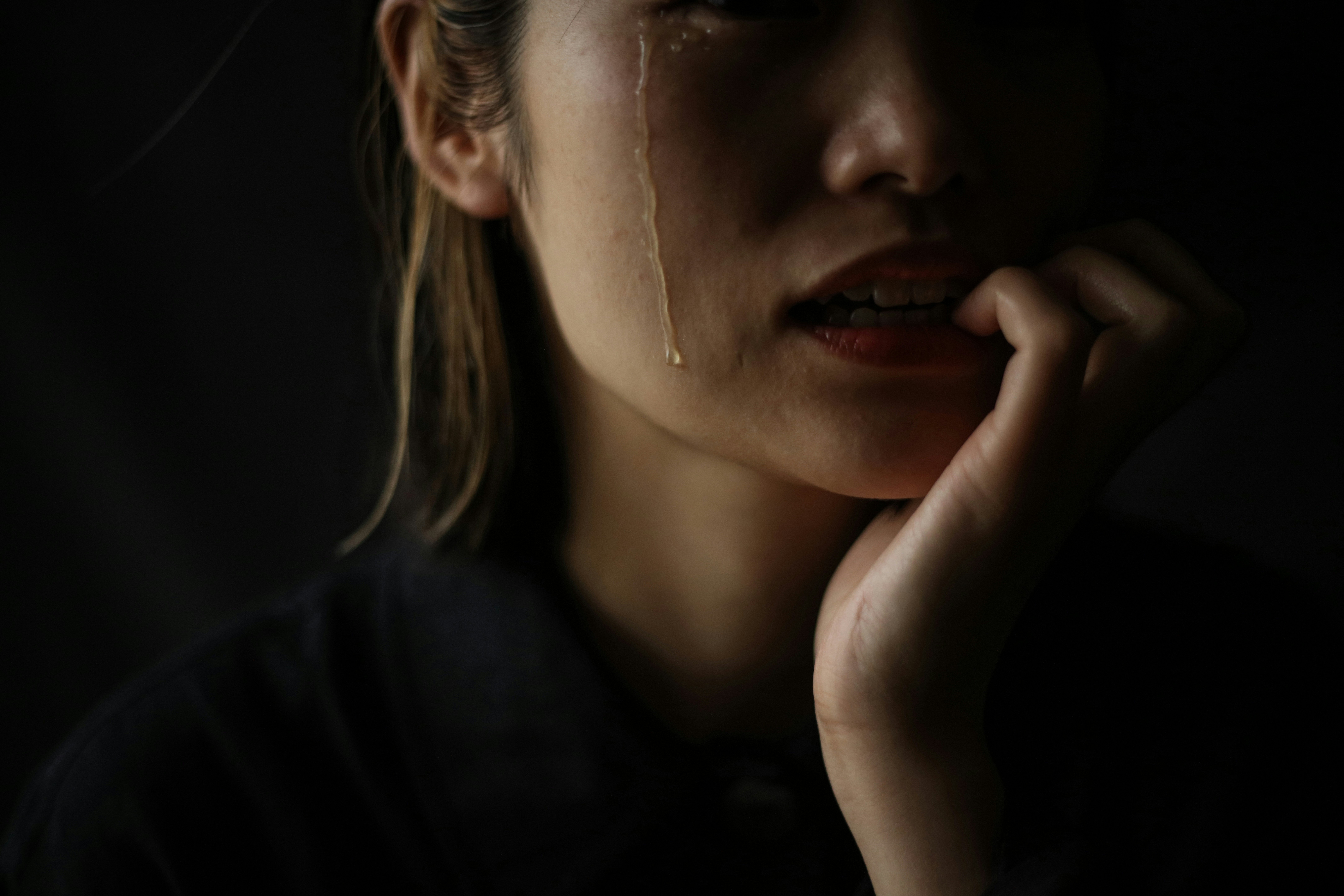 감정이 무너질 때 흐르는 눈물을 표현한 이미지