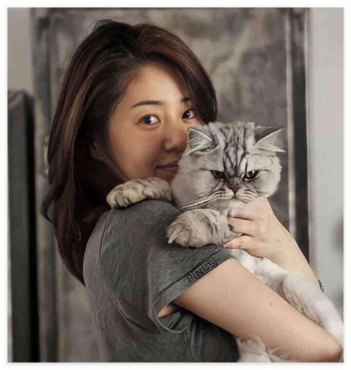 배우 고현정이 고양이를 안고 있는 모습