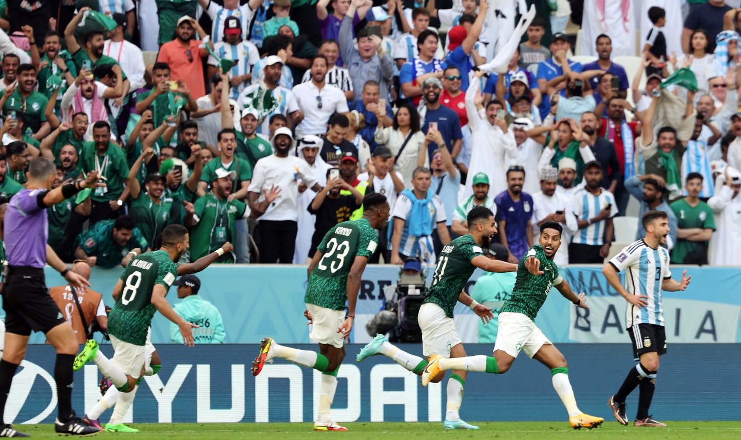 2022-카타르-월드컵에서-아르헨티나에게-역전골을-터뜨리며-환호하는-사우디아라비아