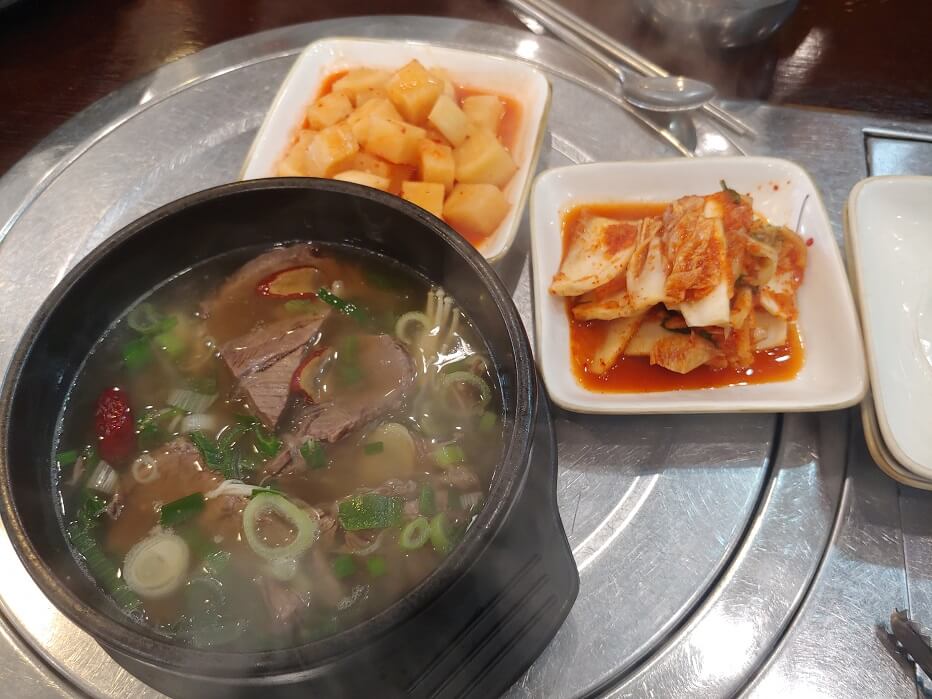 깍두기-김치-뚝배기안에-고기와국물