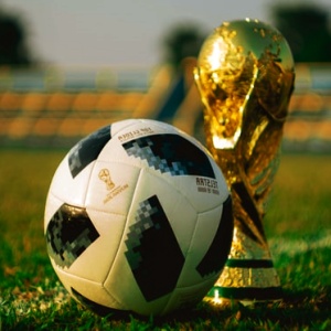 축구공과-월드컵-트로피-사진