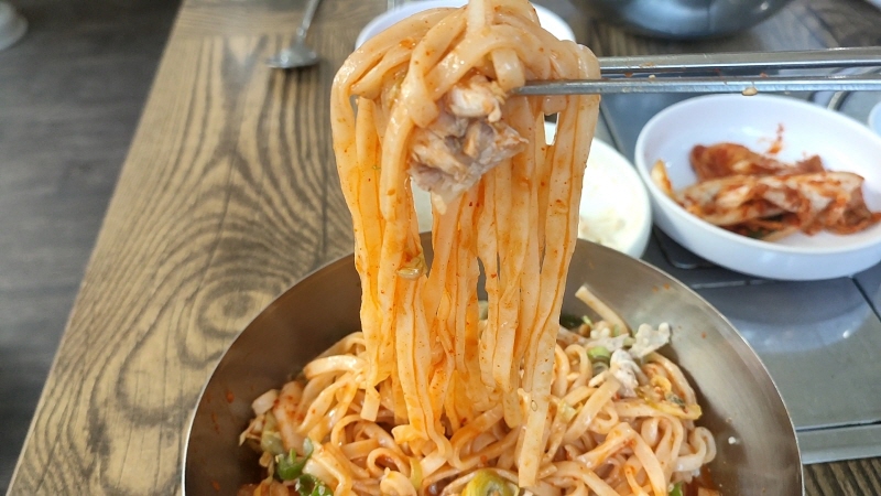 비빔칼국수가 매력인 '태능칼국수집'