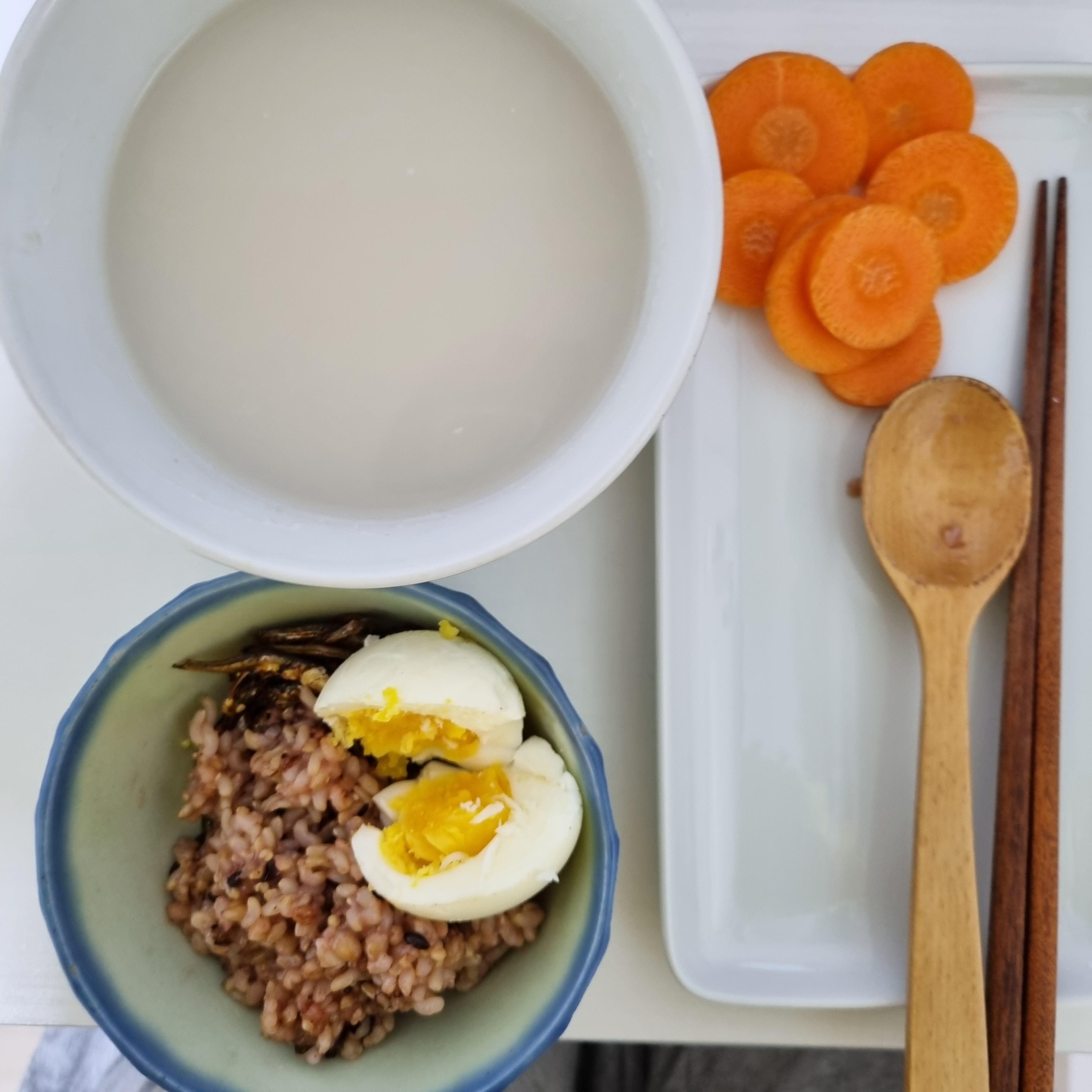 아침 식사 사진 2. 현미밥에 계란&#44; 당근&#44; 사골국&#44; 멸치볶음