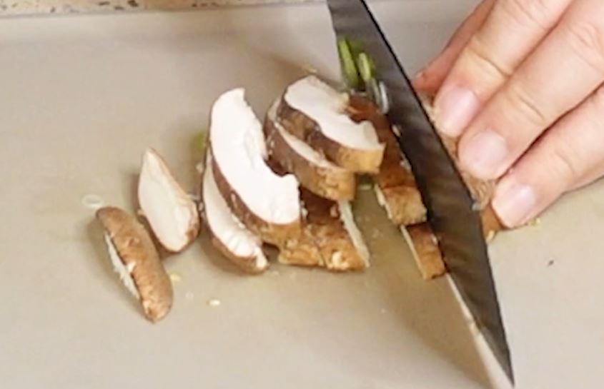 돼지고기-김치찌개-레시피-표고버섯썰기