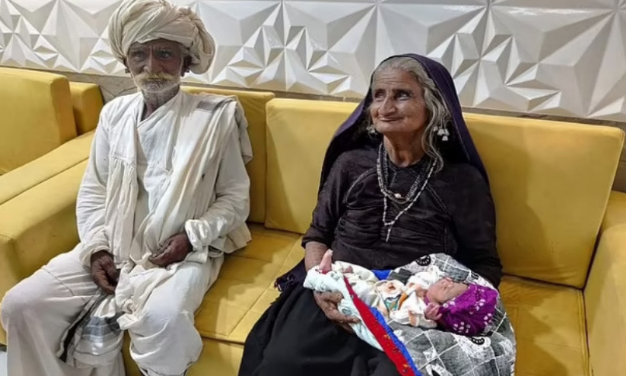 "쌍둥이 아기 출산"으로 세계 '최고령 산모 기록'한 인도 74세 할머니