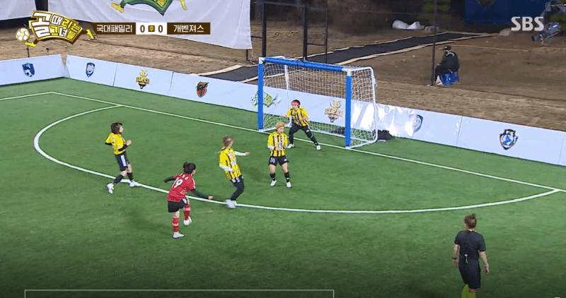 FC 국대패밀리의 이정은의 슈팅이 1:0을 만들어버립니다.