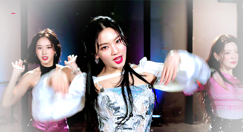 안무 후보만 무려 3개였다는 스테이씨 아이사 파트 .gif | 인스티즈