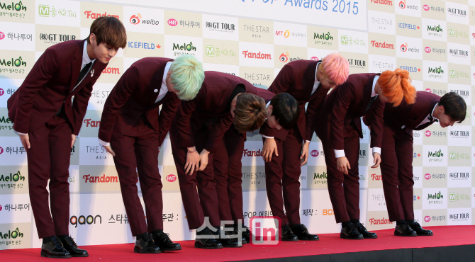 데뷔 7년차이지만 아직까지 후배에게도 90도 한다는 방탄소년단