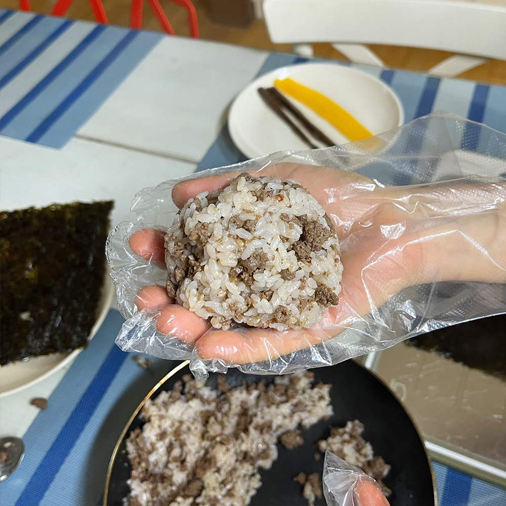 간고기와-밥이-섞인-주먹밥을-손바닥-위에-올려져있습니다.(5)