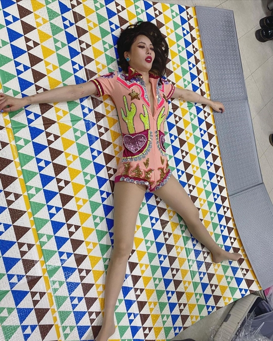  현아, 대기실서 대자로 누워 "힘들다".말라도 너무 말랐어