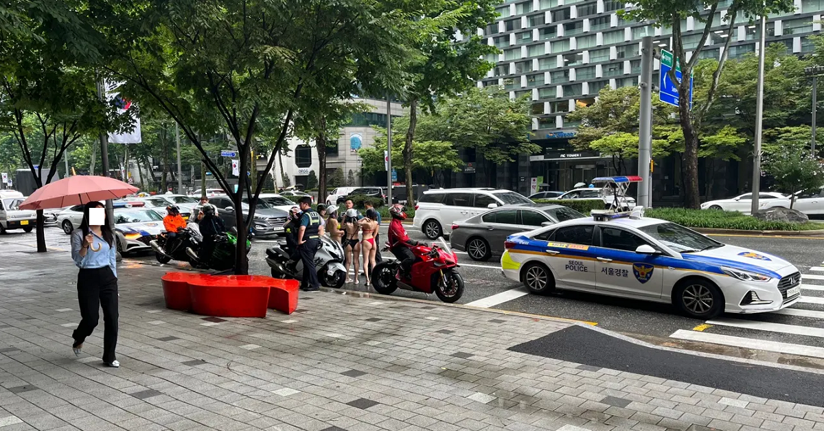 삼성역에서 비키니 입고 다니다가 경찰한테 잡힘