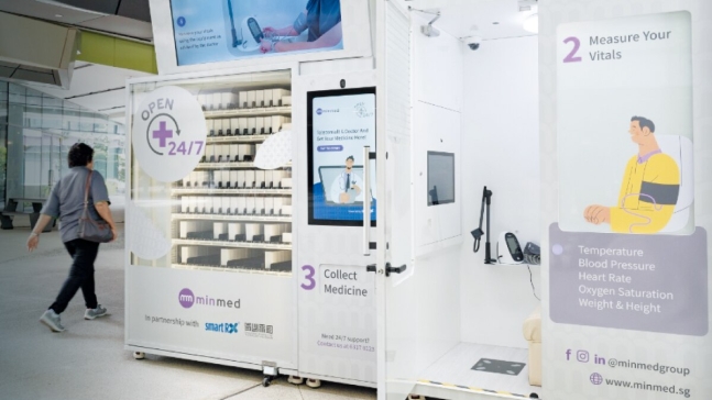 싱가포르기술디자인대학에 설치된 원격진료소 겸 약 자판기. 이 기기에서는 365일 24시간 환자가 의사에게 화상 진료를 받고 처방약을 조제받을 수 있다.