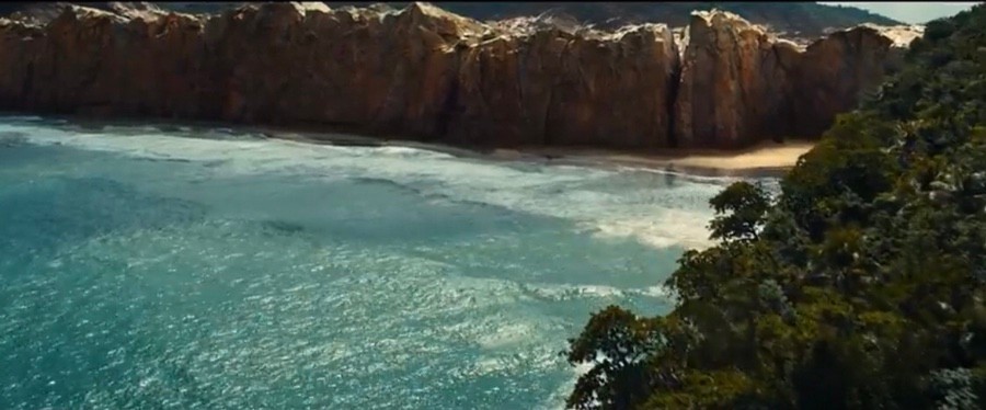 영화 올드속 아름다운 해변의 모습