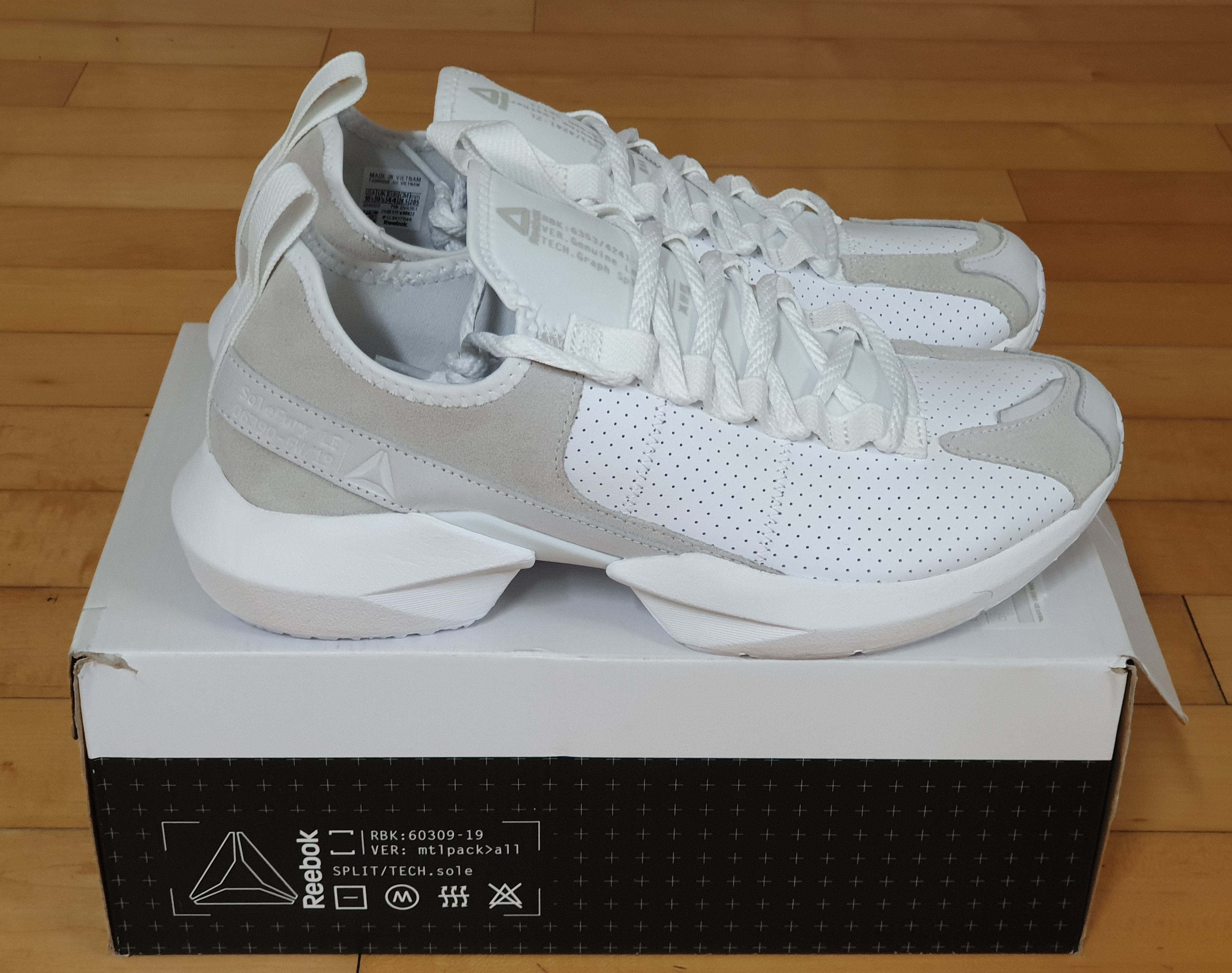 월요일 아침, 리복 솔 퓨리 LE DV6861 화 