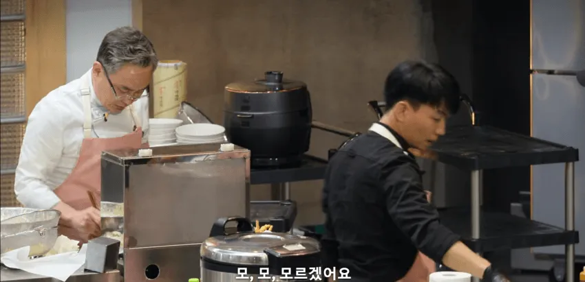 요리사 두명이 요리를 하고있다