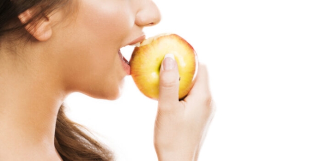 사과를 먹으면 마늘로 인해 나는 입 냄새를 없앨 수 있다.