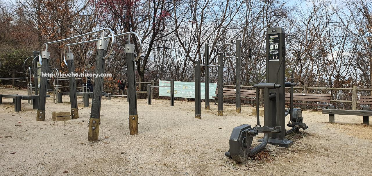 
남산 Namsan/간단하게 운동할 수 있는

운동기구도 있더라구요

체육공원인 듯합니다