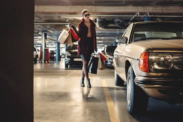 인천공항-주차장에서-쇼핑백을-들고있는-여자-사진