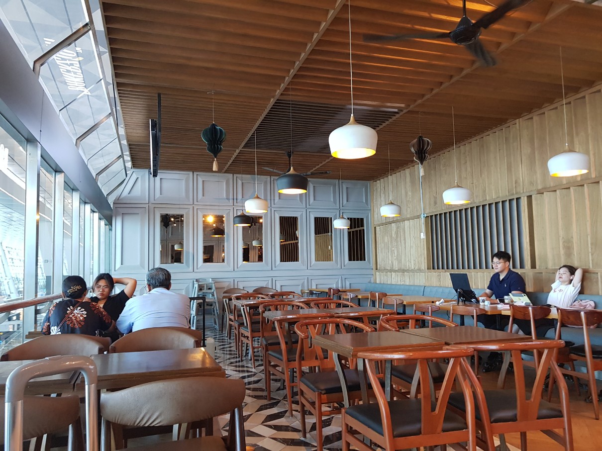 자카르타 수카르노 하타 국제공항 맛집 BAKERZIN(Pish & Posh) - 식당 분위기
