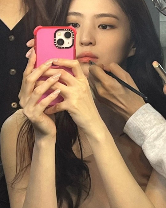  한소희, 팔에 새겼던 타투 싹 제거...앙상하고 새하얀 팔뚝! [사진]