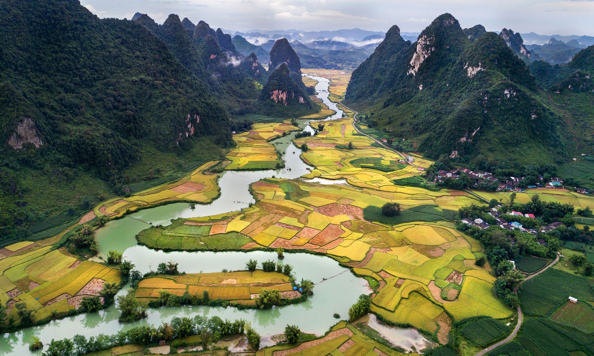 베트남 북부 닌빈지역 시골의 논 사이로 흐르는 강