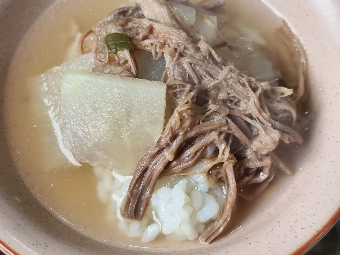 밥에 쇠고기 무국 말아먹기