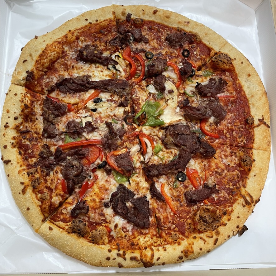 코스트코 불고기 피자 한 판입니다. 피자에는 불고기와 피망이 토핑으로 올라가있습니다. 피자는 6조각으로 나뉘어져 있습니다.