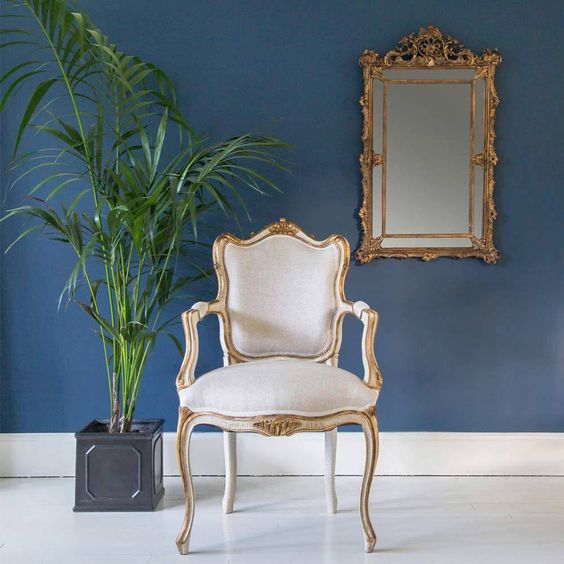 프렌치 스타일 골드 프레임 의자와 거울