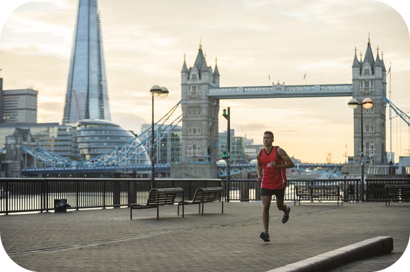 영국-런던-타워-브리지-배경-시내-뛰는-흑인-남성