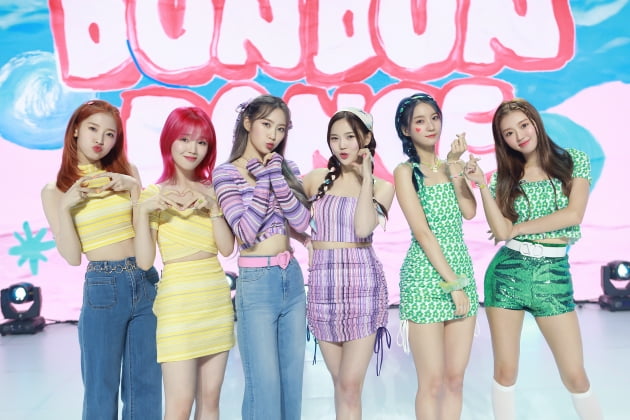  오마이걸 던던댄스 차트1위를 차지