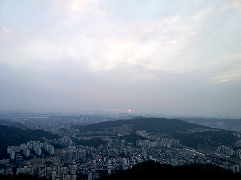 인왕산 기차바위에서 보는 노을은 보일뚱 말뚱