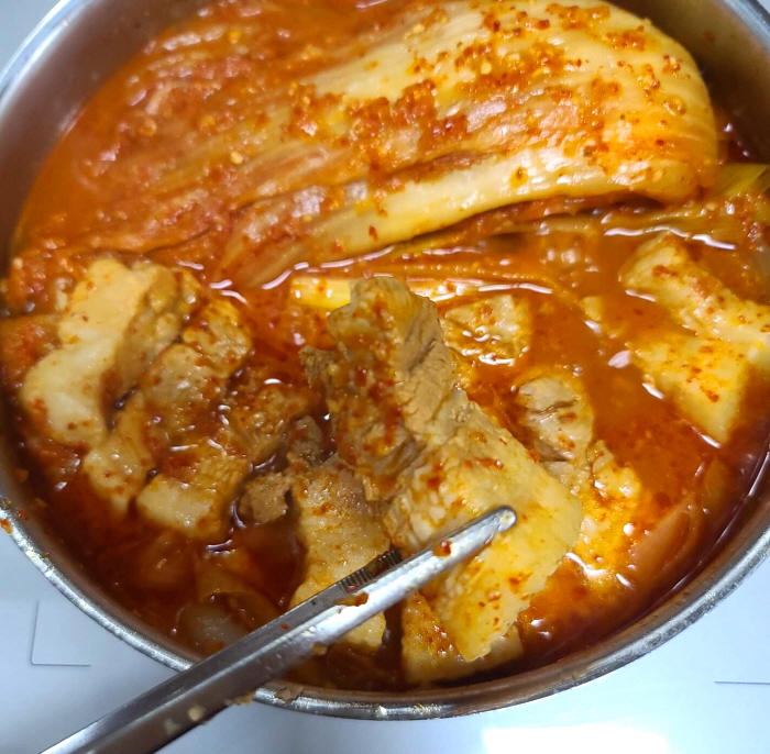 돼지고기 김치찜-고기 자르기