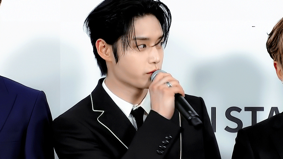 더팩트뮤직어워즈에서 비주얼로 휩쓸고 간 김지웅 | 인스티즈