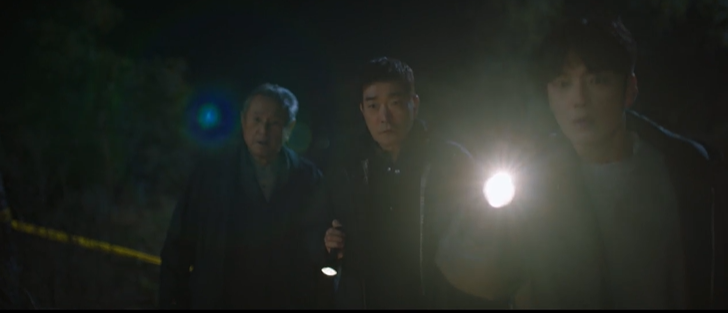 모범형사2 2회 죽은 손녀를 보내기 위해 할아버지와 사건 현장을 찾은 강도창과 오지혁은 시신을 발견한다.