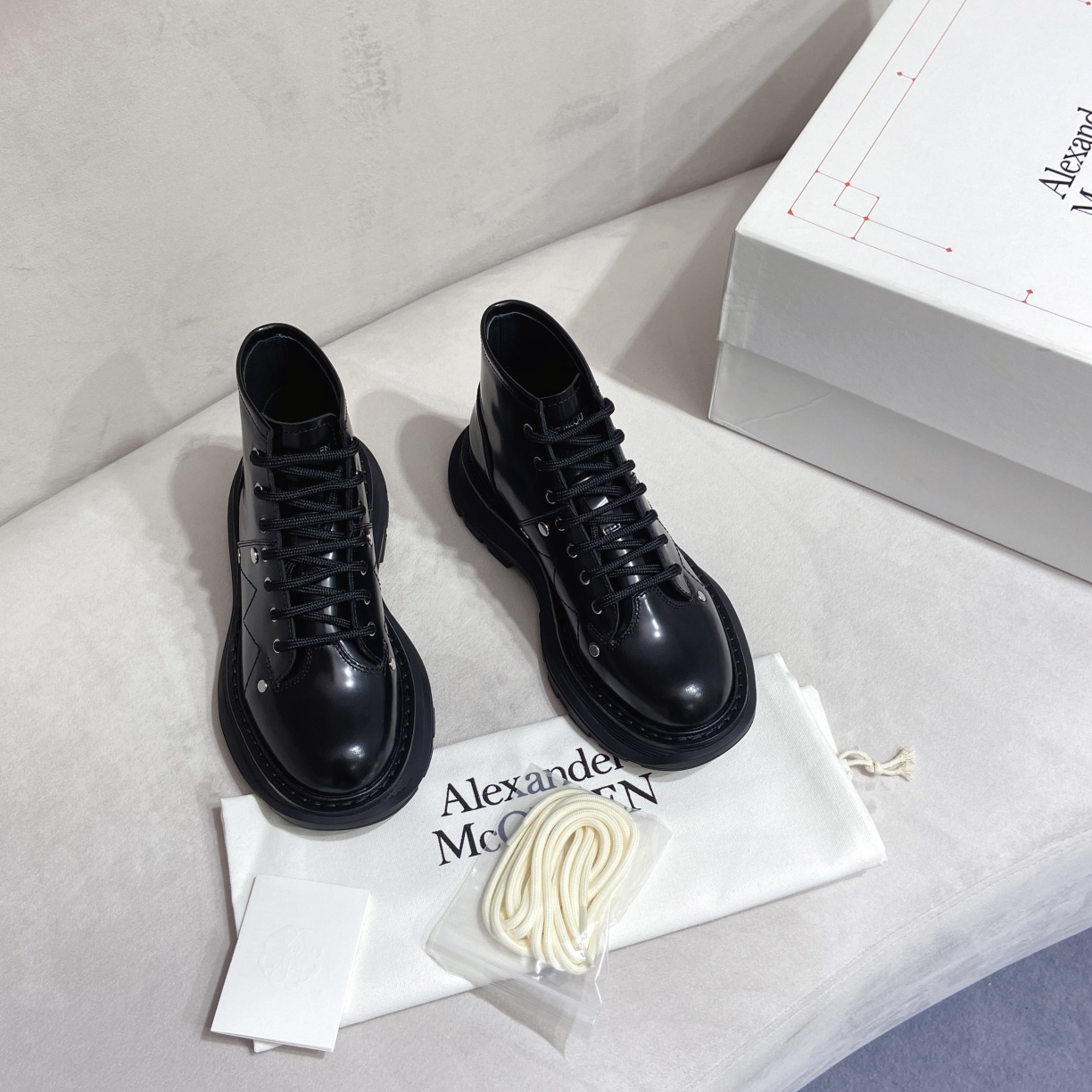  [ALEXANDER McQUEEN] 알렉산더 맥퀸 트레드 레이스업 부츠 595469WHQSG1081