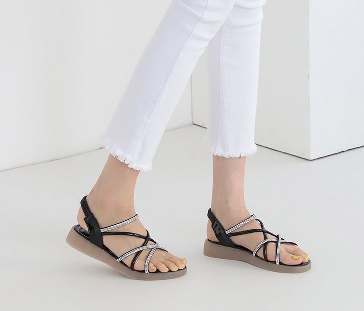  쿠션감이 있는 비즈 콤비 글레디에이터 3cm 플랫 샌들