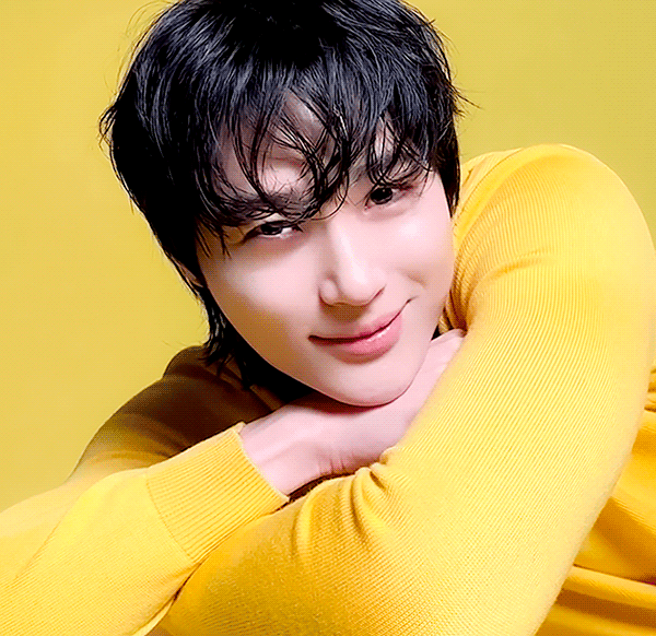 변우석님 노란색이 정말 잘 어울리는 거 같아요 ㅎㅎㅎ