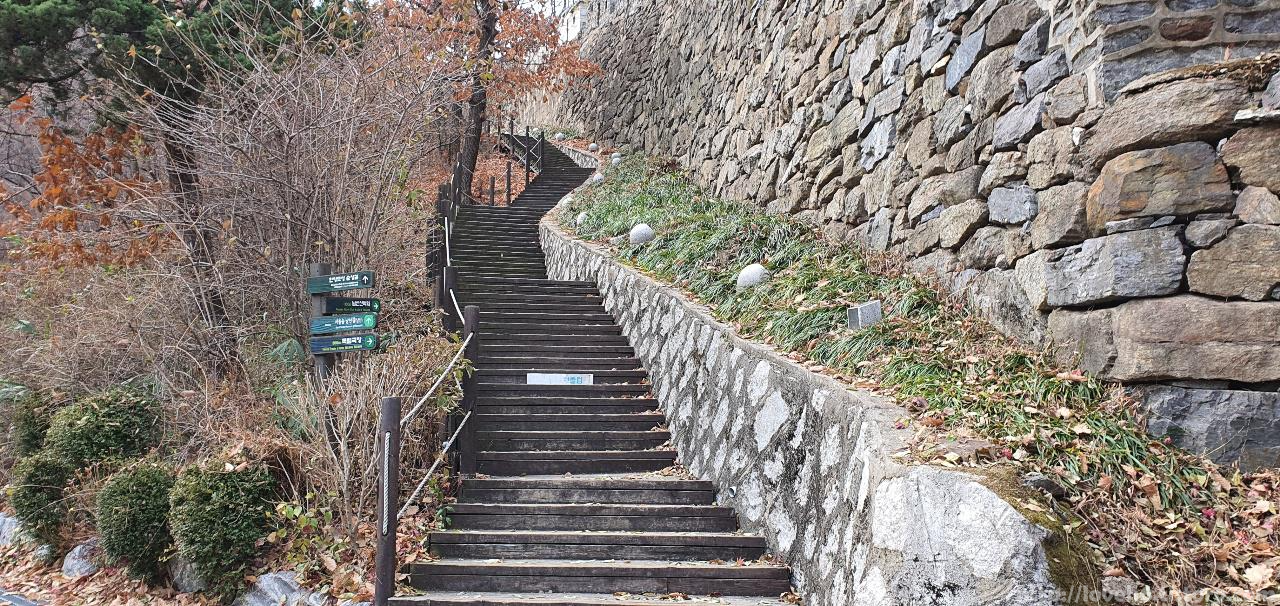 남산 Namsan 아주 긴 계단이 보입니다.성곽길이네요