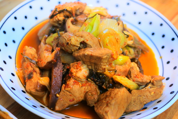  돼지 뒷다리살로 매콤한 김치찜 만들기