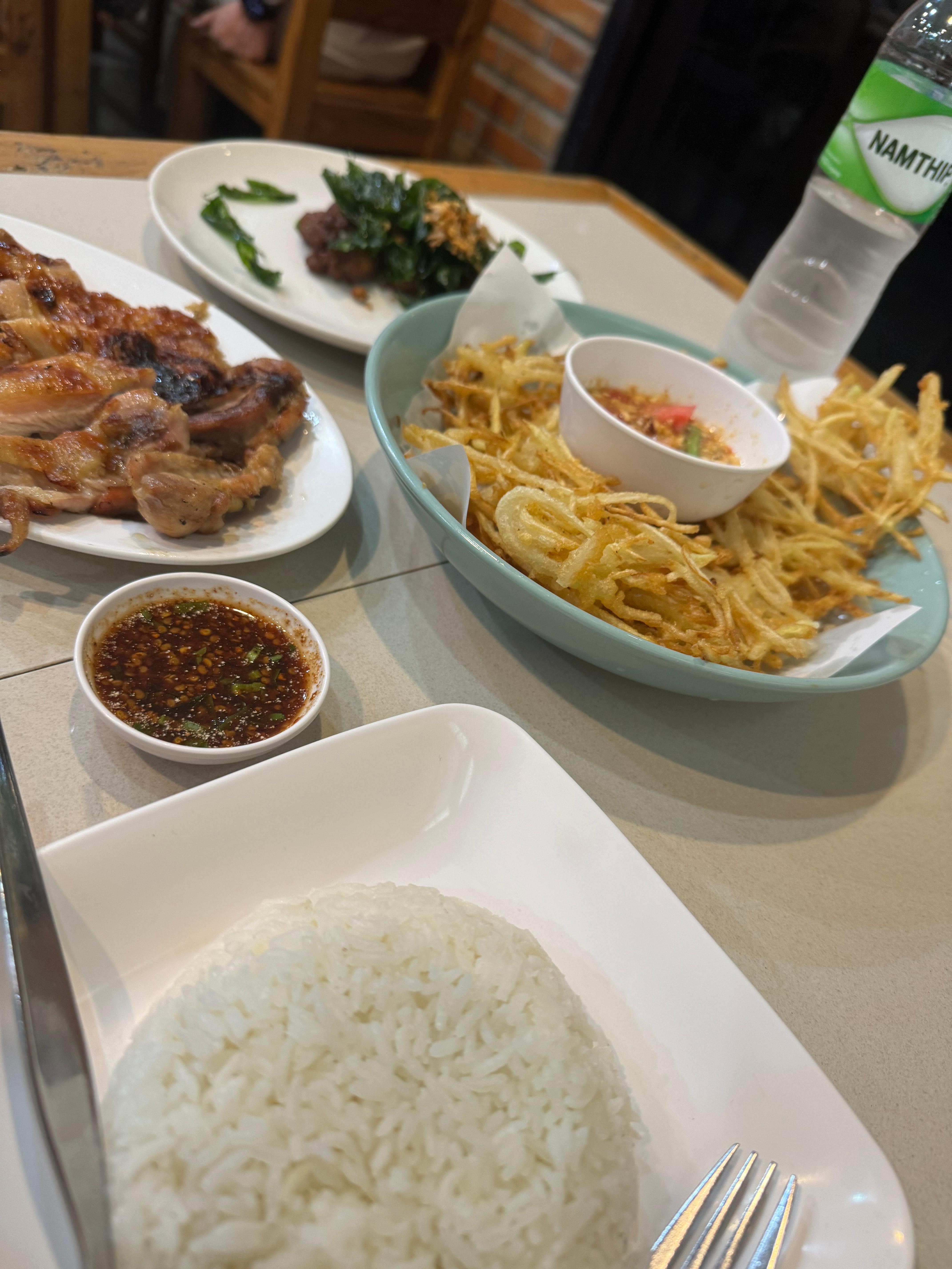 다른 각도에서 찍어본 까이앙 낭끄럽과 파파야튀김, 모닝글로리, 라이스