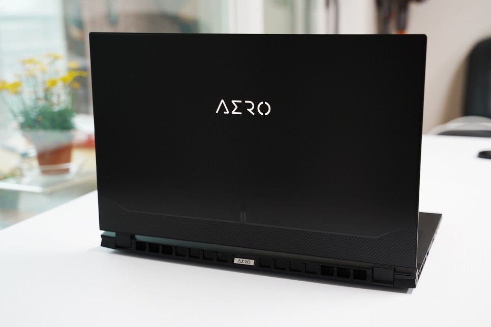 그래픽 작업용 AERO 17 HDR XD 5