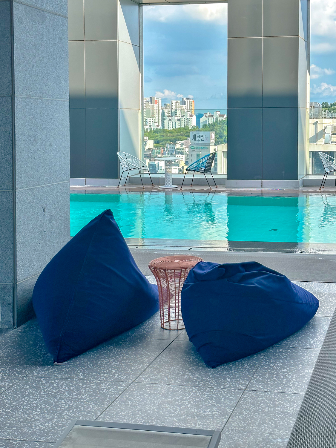 L7 홍대 호텔 22층 루프탑 수영장