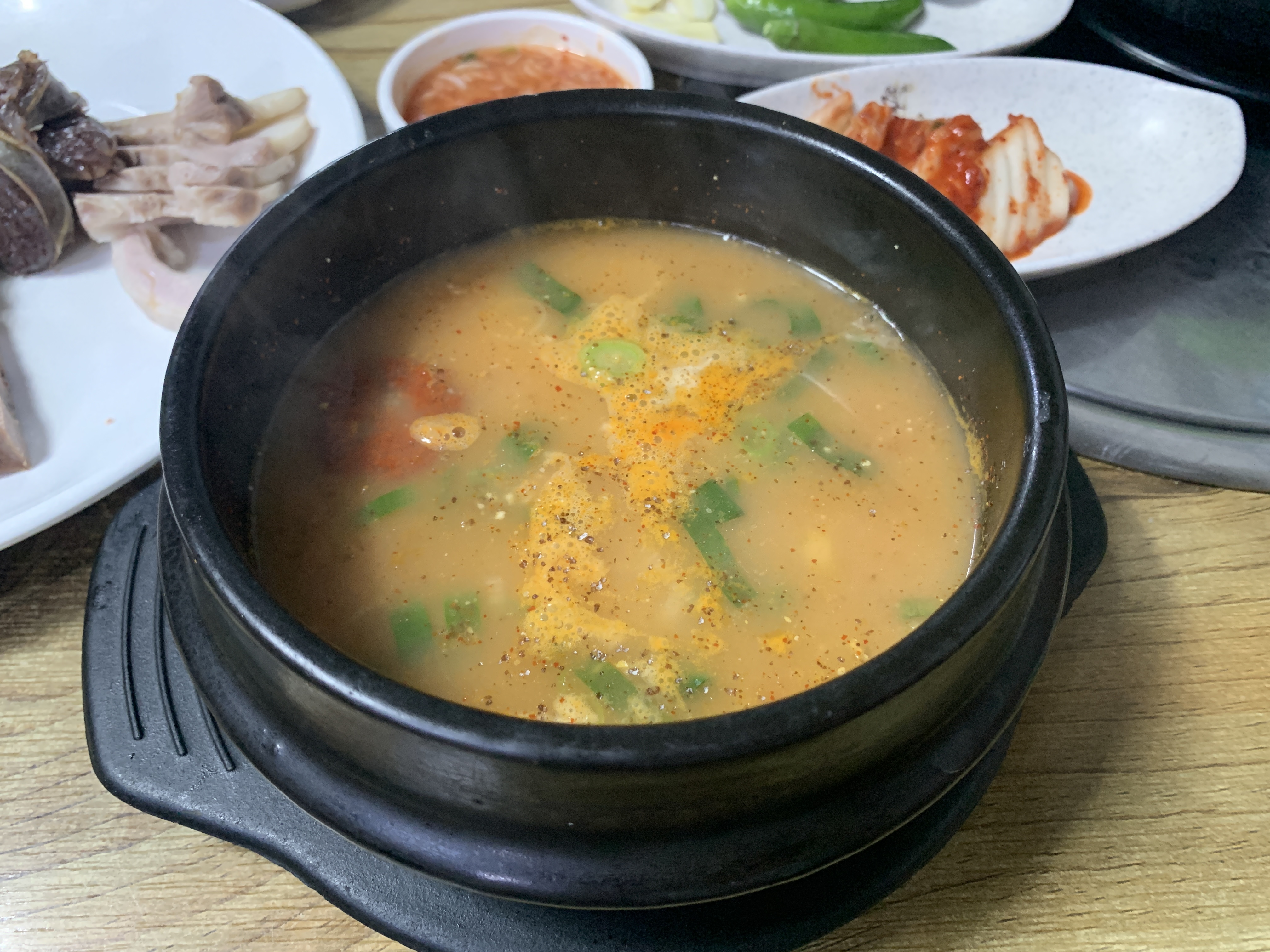 돼지국밥 국물 서비스
