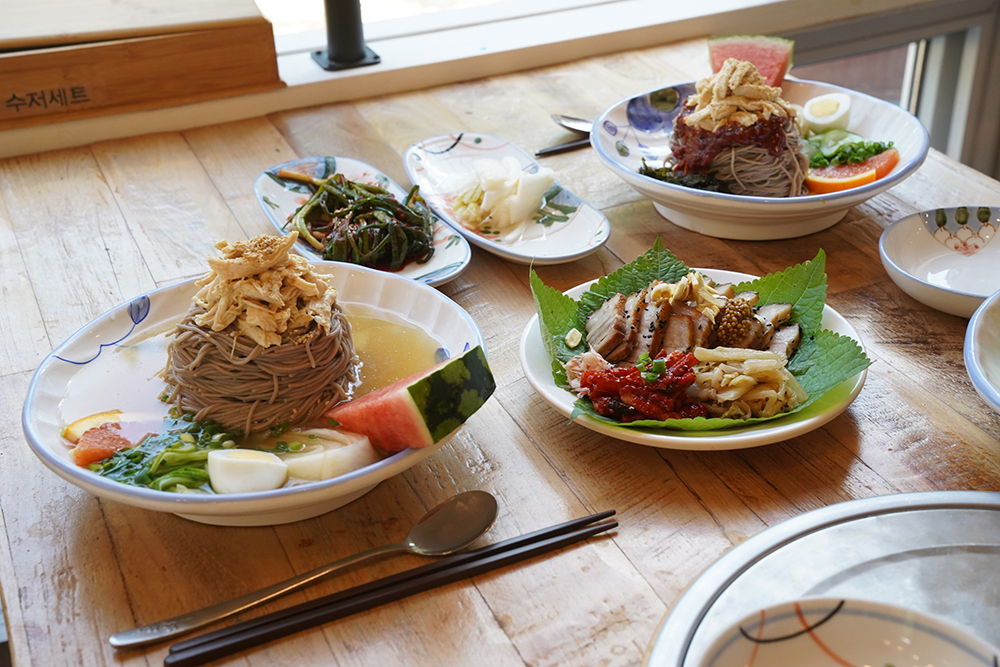 남양주에 위치한 오팔당칼국수막국수는 넓적칼제비가 주메뉴인 맛집이에요.고소한 들깨 육수에 쫀득한 넓적 칼제비와 메밀면이 어우러져 정말 맛있답니다.매일 아침 방앗간에서 직접 빻은 들깨와 담근 김치가 신선해요.