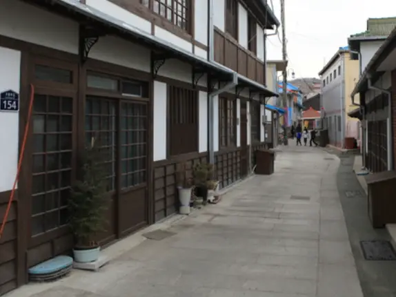 일본인 나무 가옥들이 즐비한 거리풍경