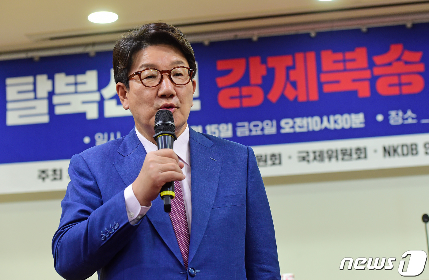  권성동 "젊은 기자들 함 봐라..양심에 부끄러운지 안부끄러운지"